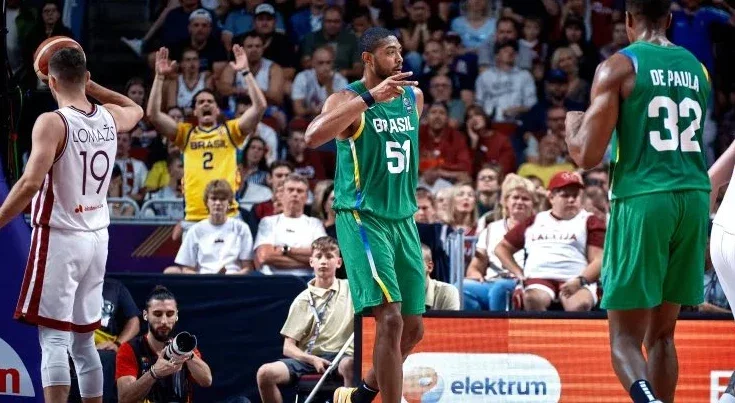 Imagem de jogo entre Brasil x Letônia pelo Torneio Pré-Olímpico de Basquete