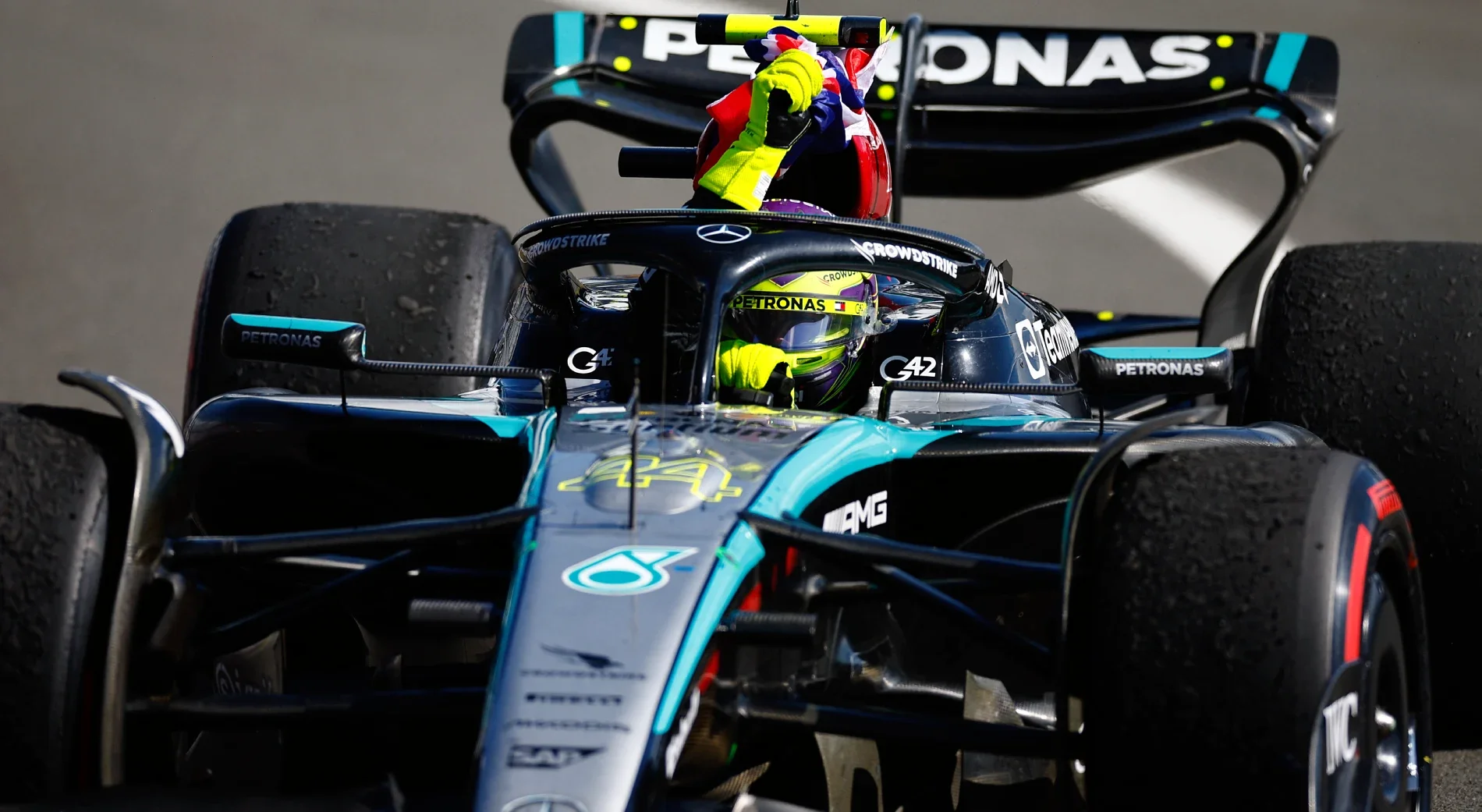 Imagem de Lewis Hamilton pilotando carro da Mercedes na Fórmula 1