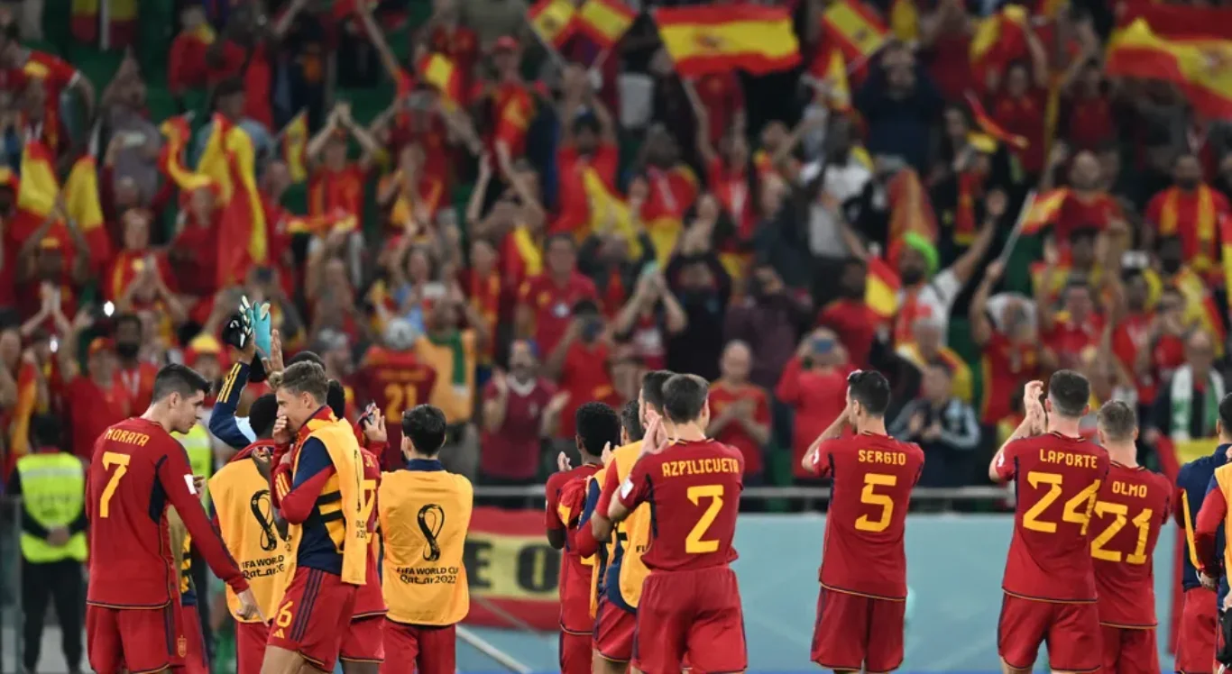 Imagem da Seleção espanhola agradecendo à torcida durante Copa do Mundo de 2022