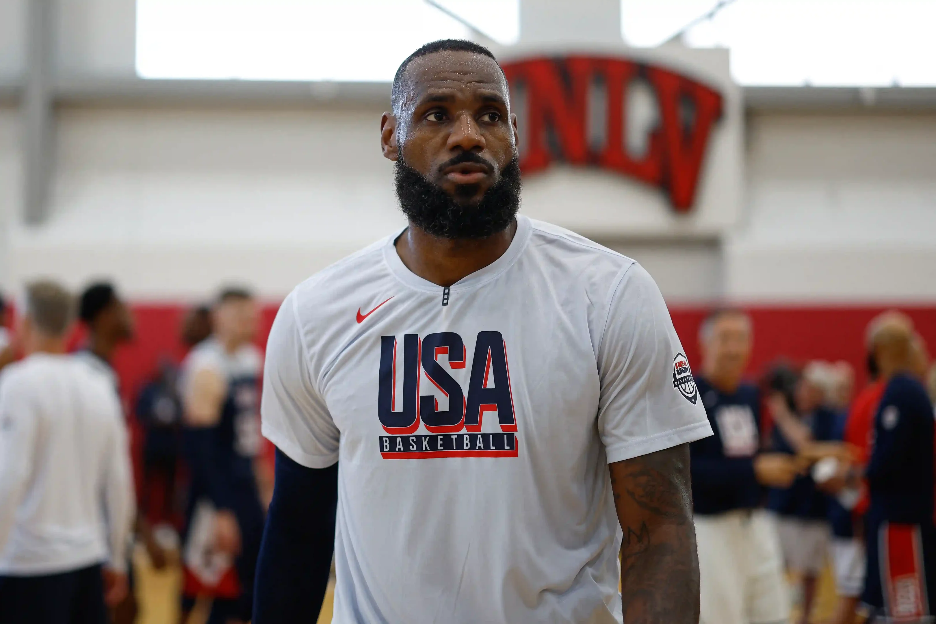 Imagem de LeBron James em treino da seleção americana de basquete