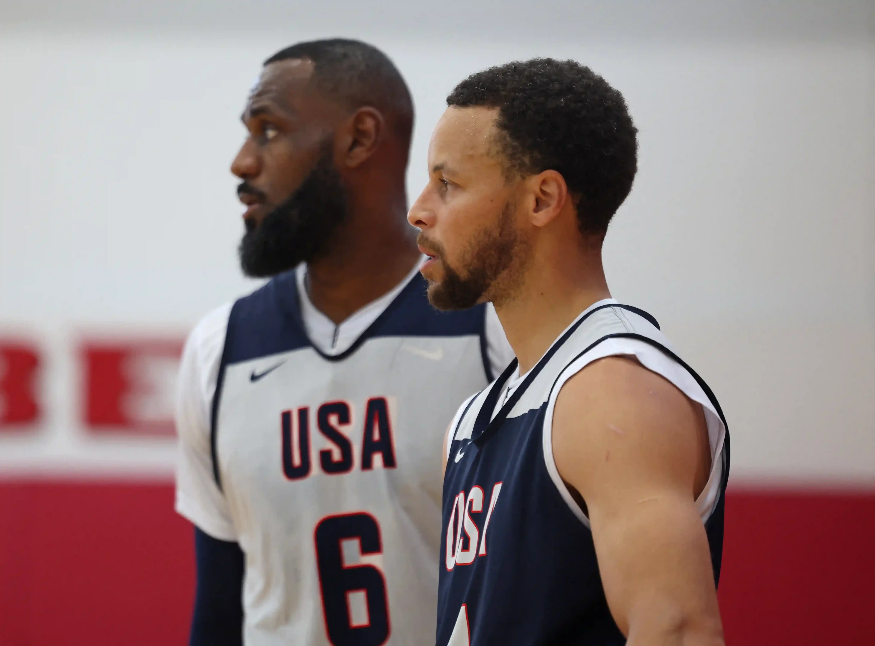 Imagem de LeBron James e Stephen Curry em treino da seleção americana de basquete 