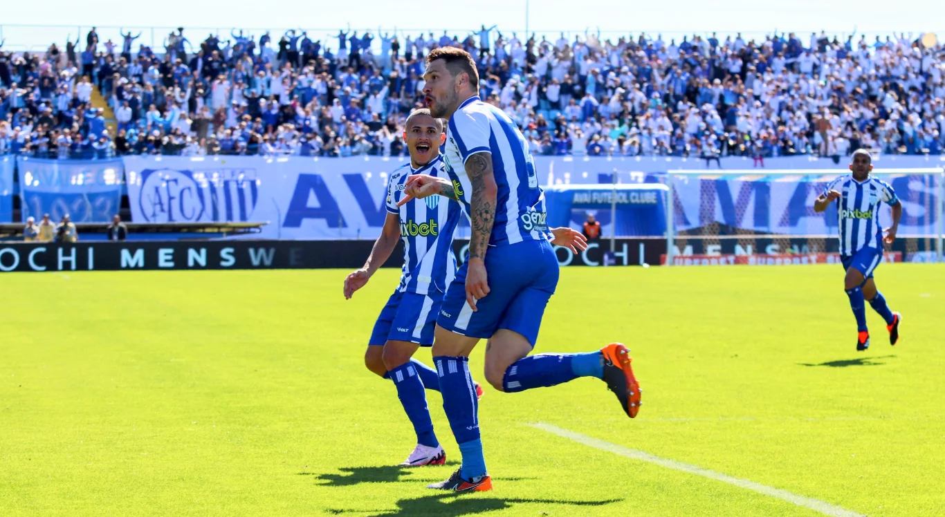 Imagem de atletas do Avaí comemorando gol