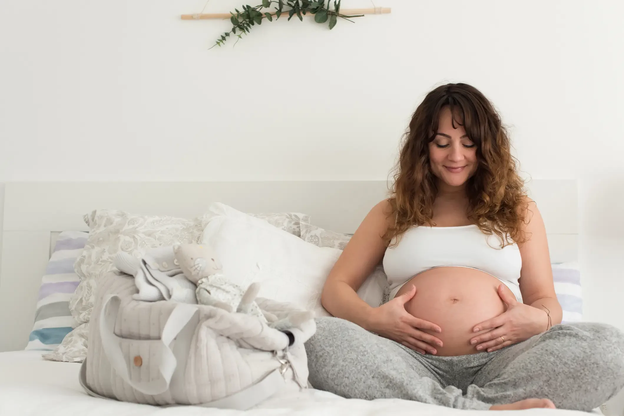 Imagem Ilustrativa de mulher  grávida tocando sua barriga