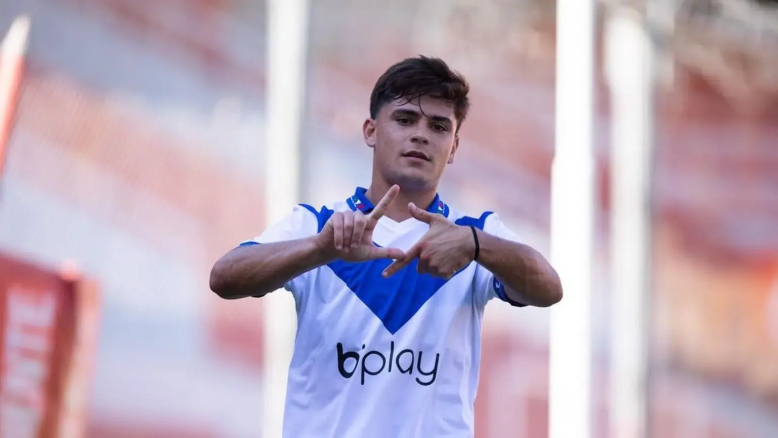 Lenny Lobato celebrando gol pelo Vélez Sarsfield