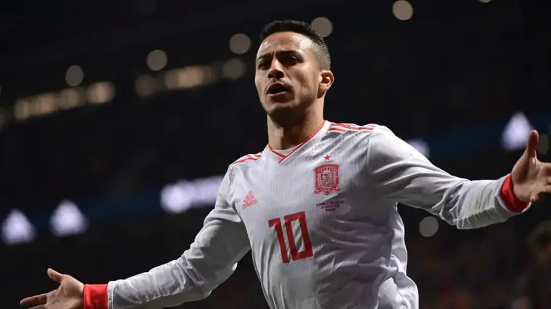 Imagem ilustra Thiago Alcântara vestindo camisa da seleção espanhola
