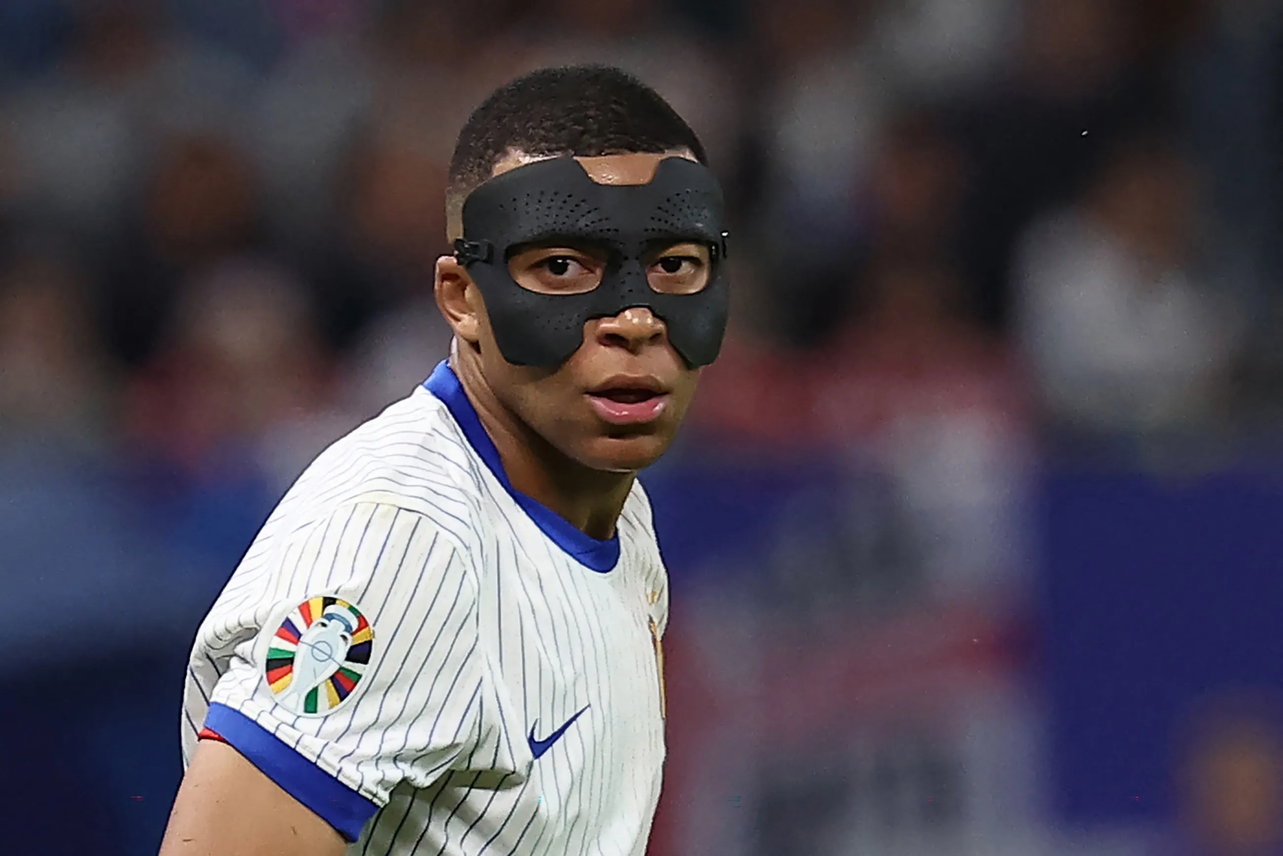 Mbappé está jogando de máscara na Euro 2024