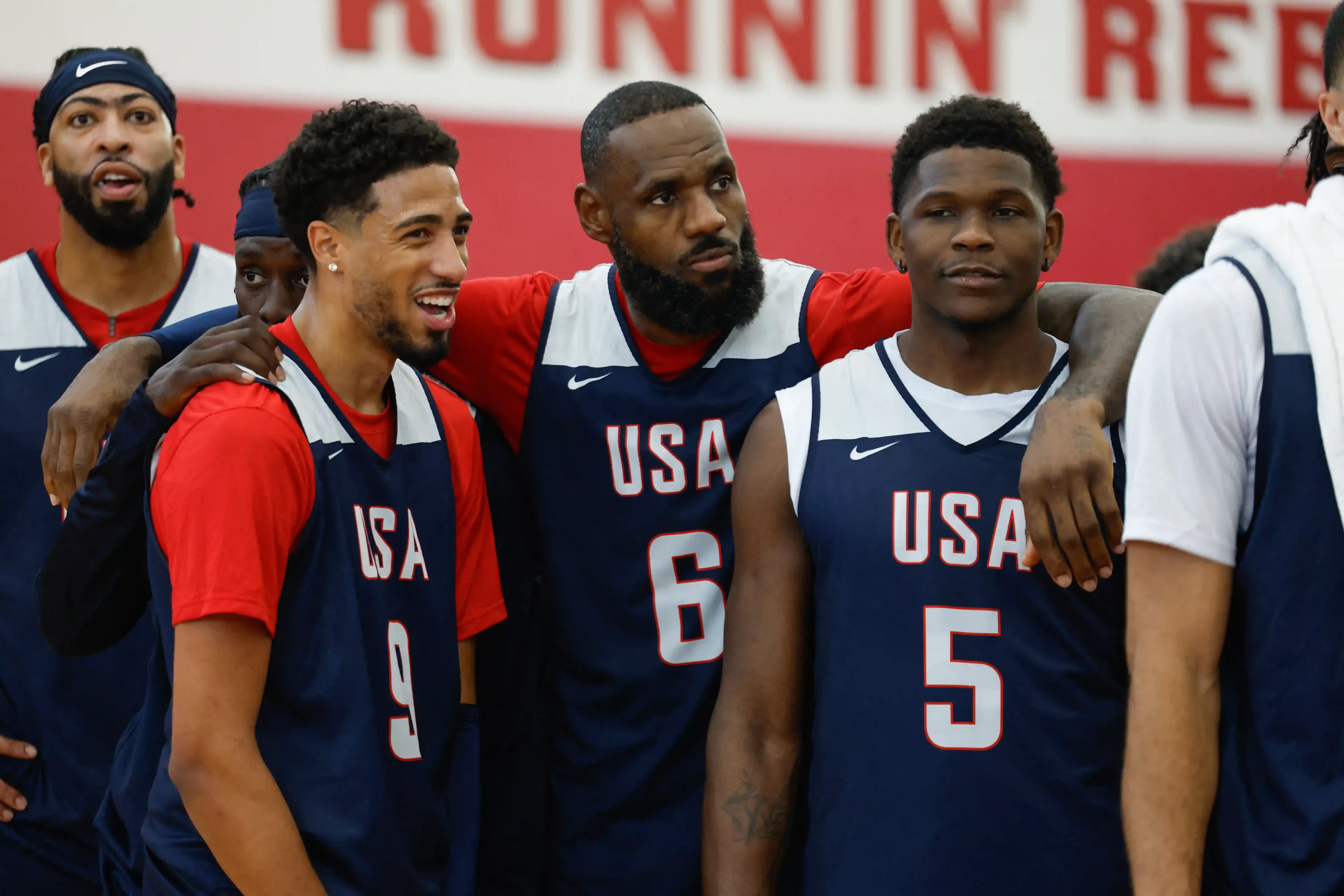 Imagem da seleção americana de basquete em treino para as Olimpíadas de Paris 2024