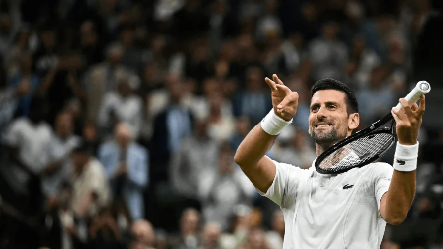 Imagem de Novak Djokovic comemorando vitória em Wimbledon