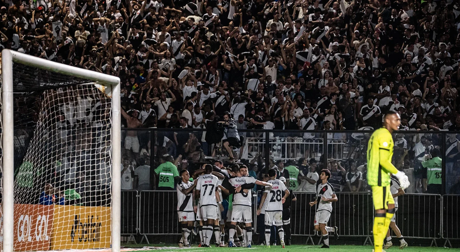 Jogadores do Vasco celebram gol com a torcida de fundo no Estádio São Januário