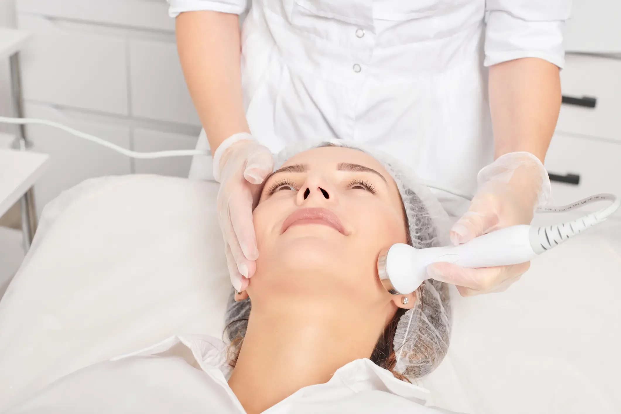 Imagem ilustrativa de mulher em clinica fazendo procedimento est&eacute;tico com ultrassom