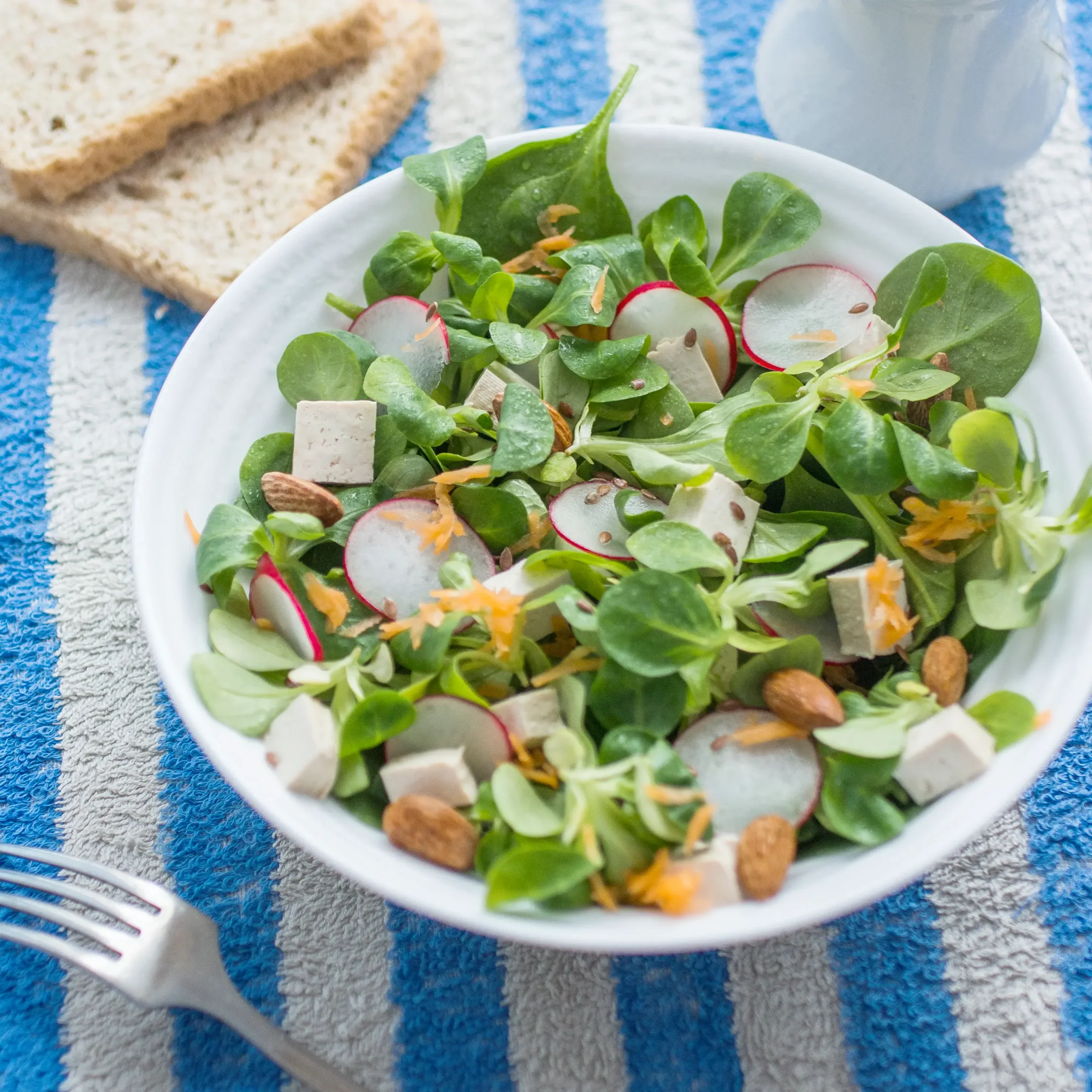 Imagem ilustrativa: prato de salada de escarola.