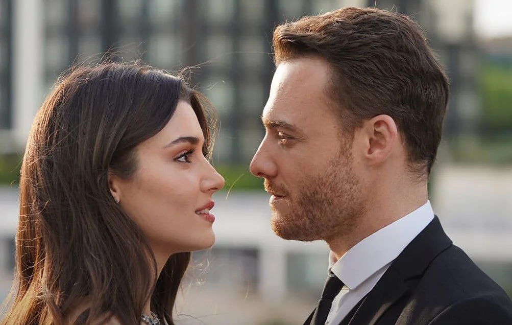 O casal protagonista Eda e Serkan da novela "Será Isso Amor?"