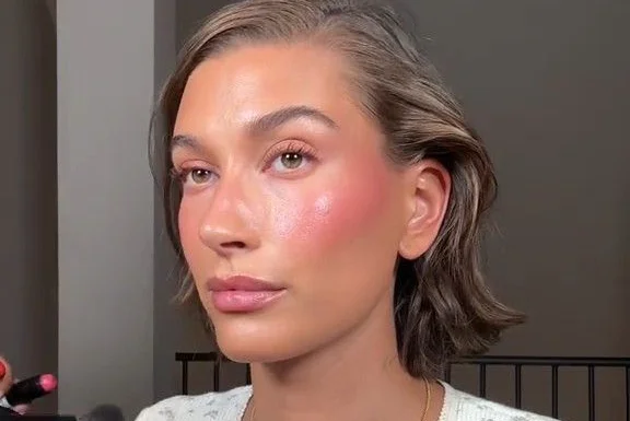 Hailey Bieber é uma das celebridades que amam o efeito sun-kissed na maquiagem.