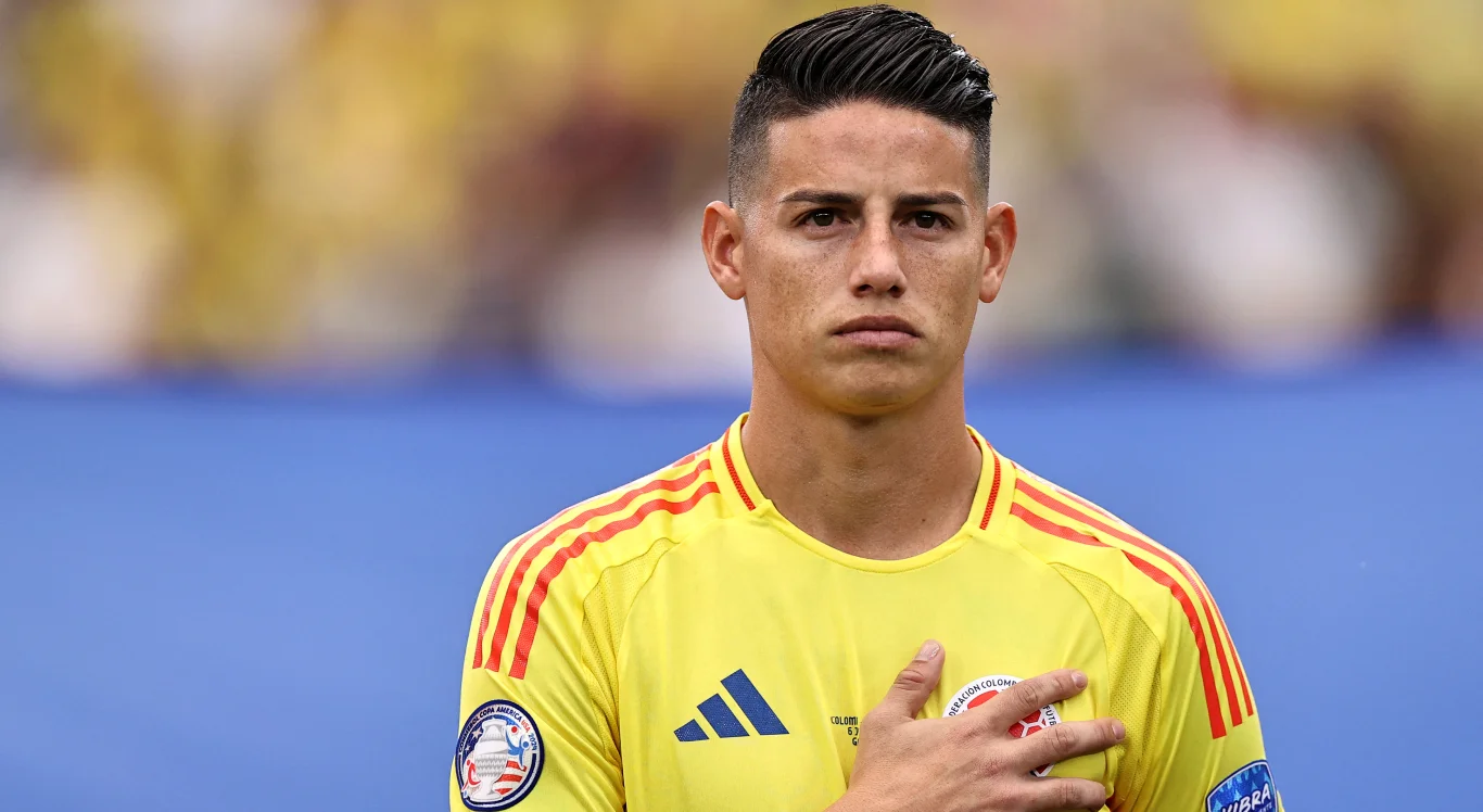 James Rodríguez durante execução do Hino Nacional da Colômbia