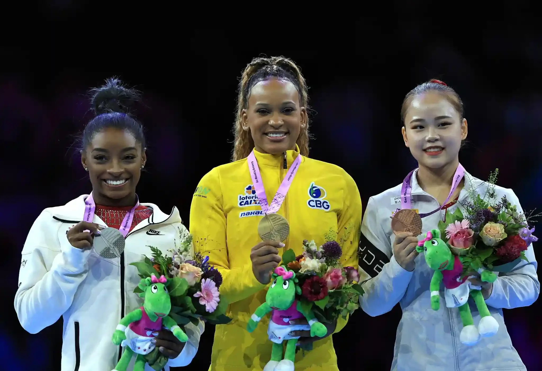 Imagem de Rebeca Andrade segurando medalha de ouro no Mundial de Ginástica Artística de 2023