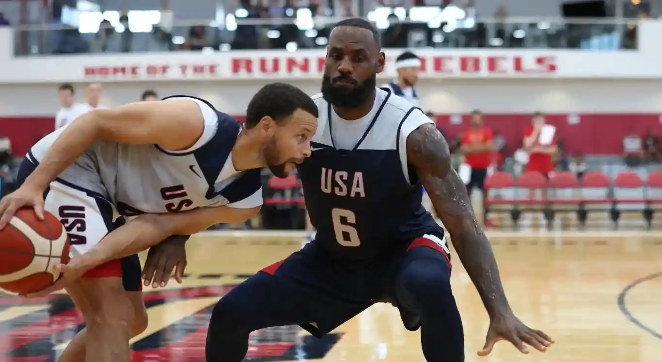 Imagem de Stephen Curry e LeBron James em treino da seleção americana de basquete