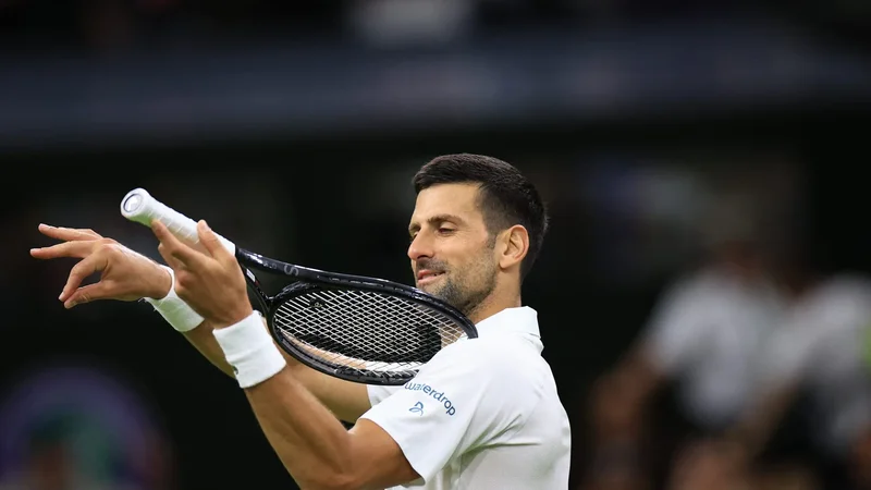 Imagem de Djokovic comemorando vitória em Wimbledon