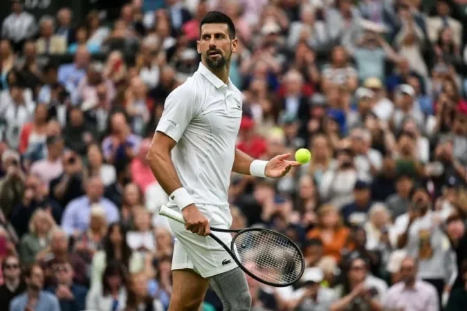 Imagem de Djokovic no torneio de Wimbledon, em Londres