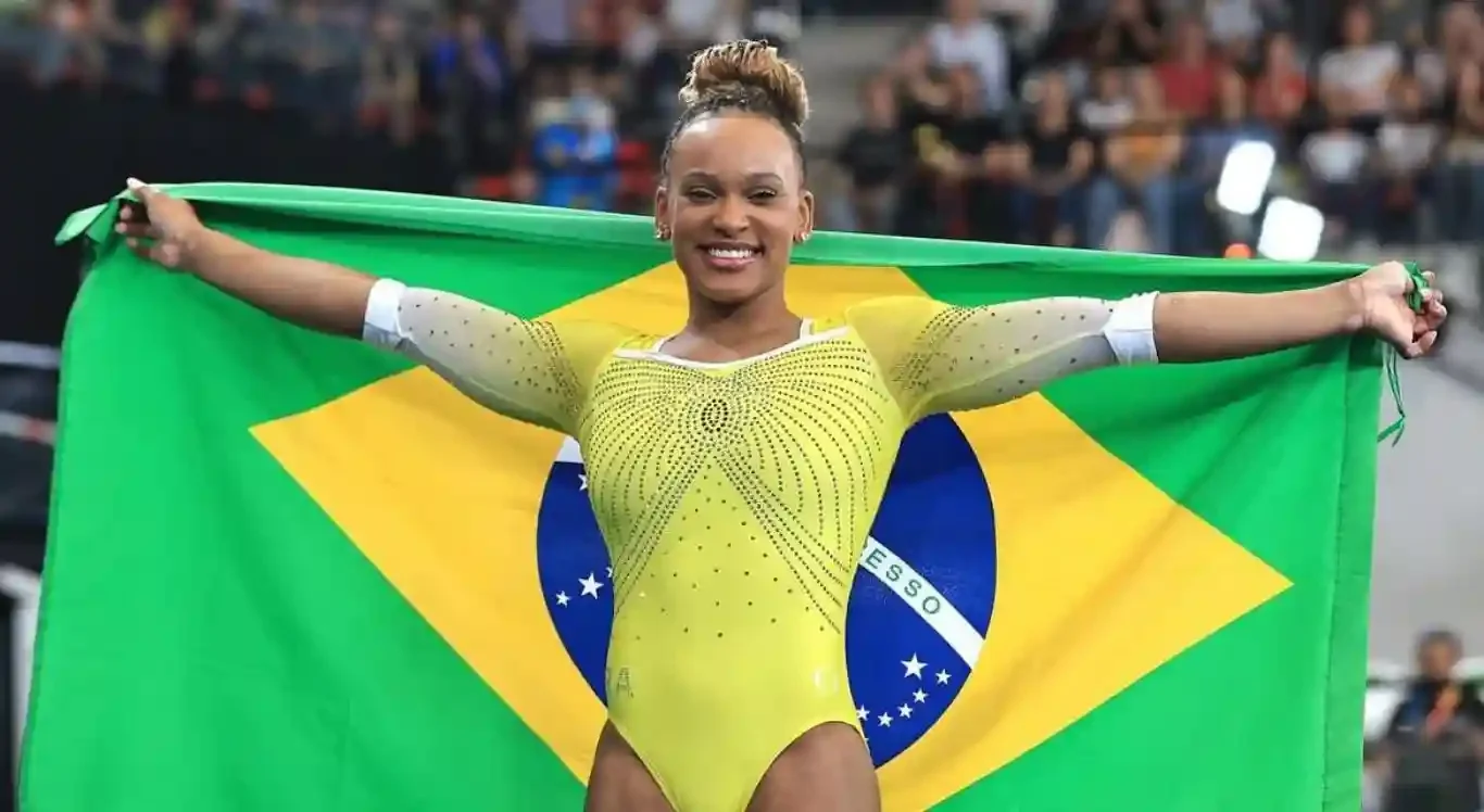 Imagem de Rebeca Andrade segurando a bandeira do Brasil