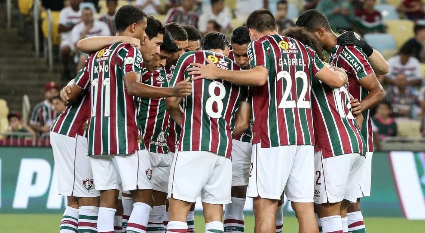 Imagem dos jogadores do Fluminense em conversa antes de jogo