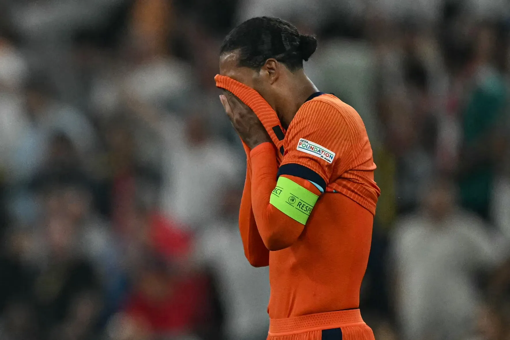 van Dijk lamenta a eliminação da Holanda na Euro 224