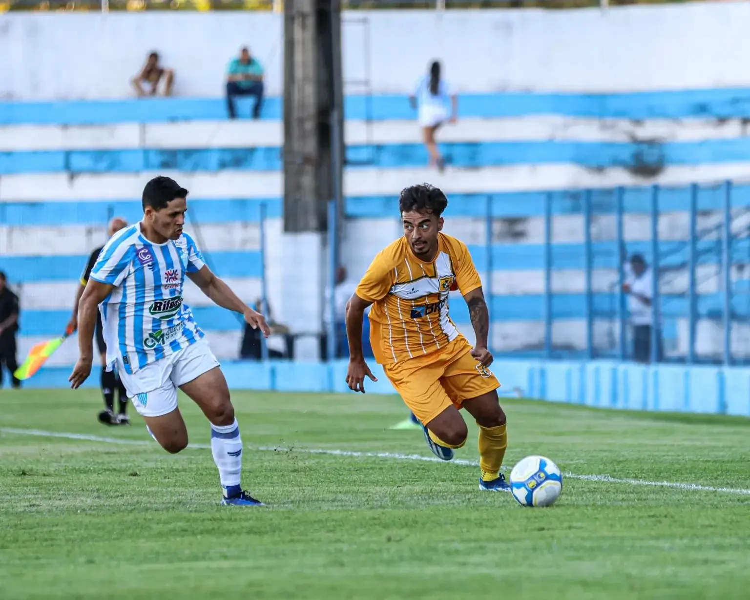 Imagem ilustra lance de confronto entre Crac x Brasiliense