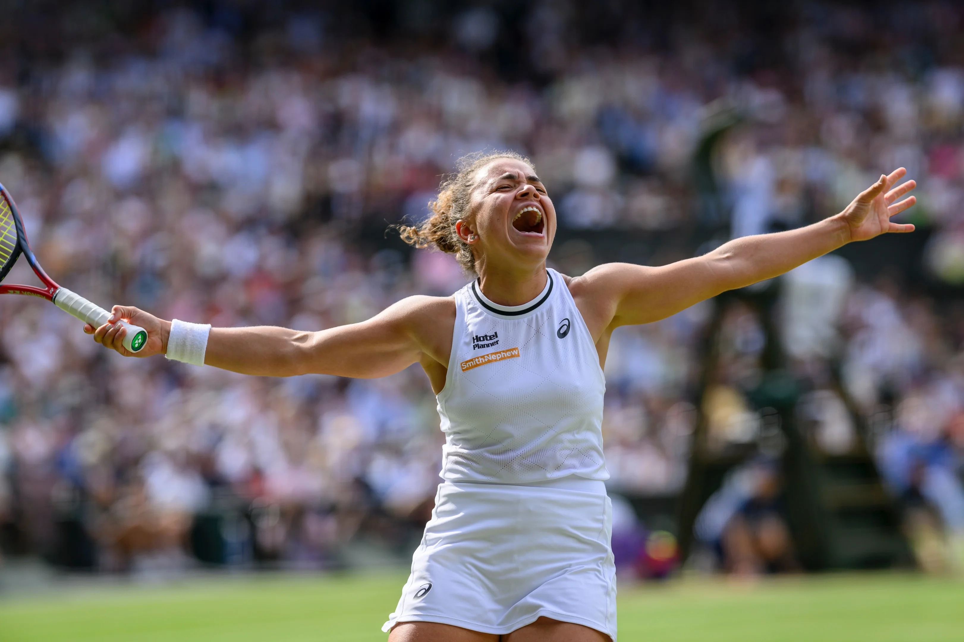 Imagem de Jasmine Paolini comemorando vitória em Wimbledon