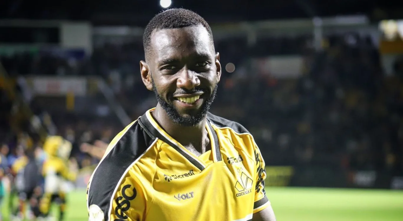 Imagem de Yannick Bolasie, jogador do Criciúma, sorrindo
