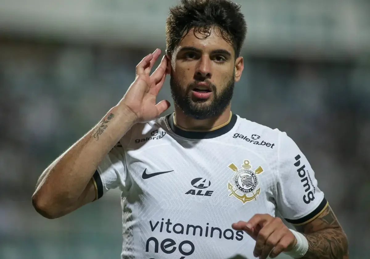 Imagem ilustra o atacante Yuri Alberto com camisa do Corinthians em campo