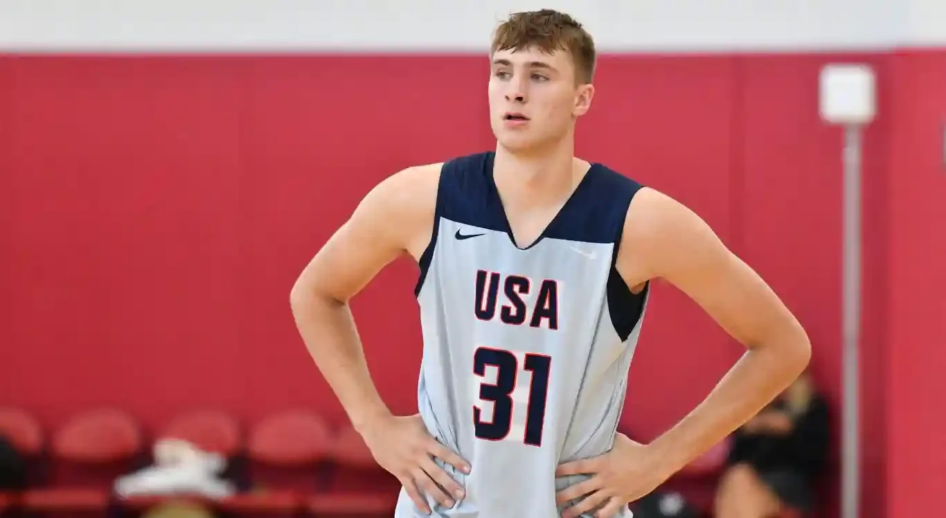 Imagem de Cooper Flagg em jogo-treino da seleção norte-americana de basquete