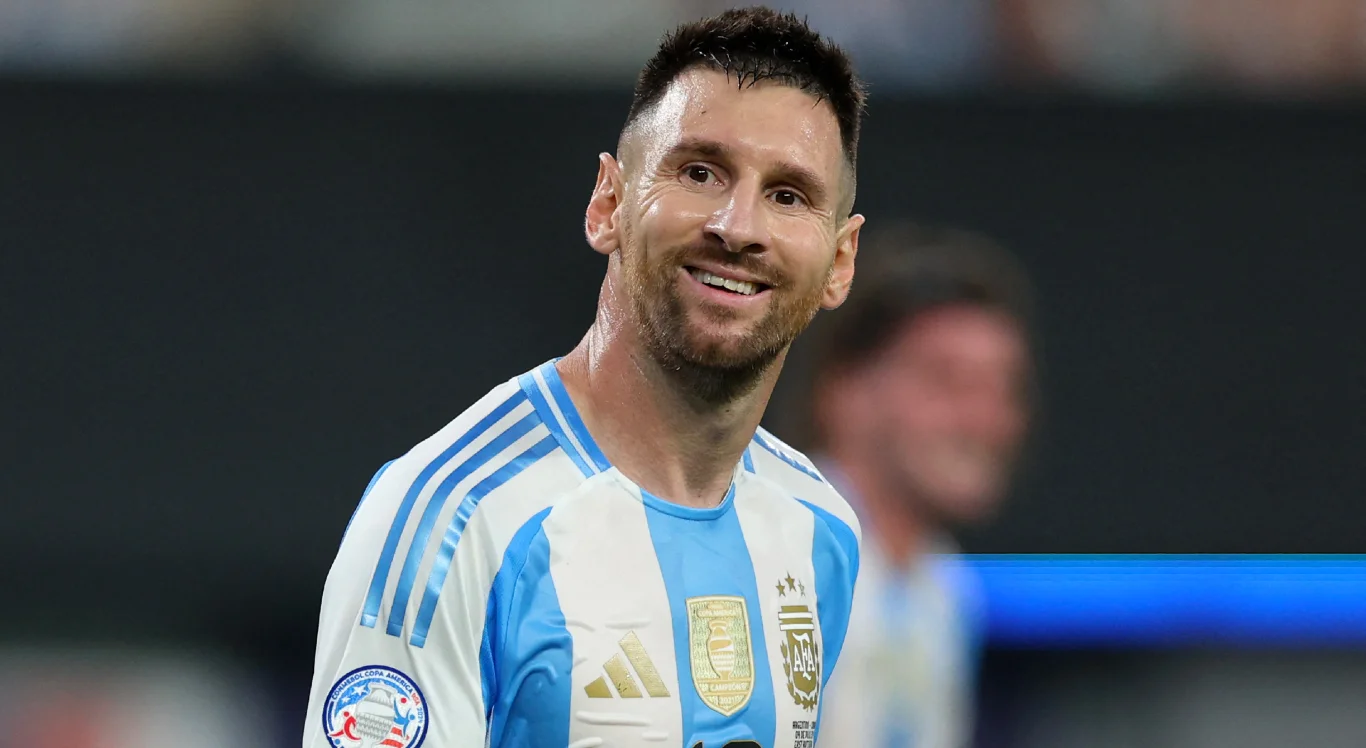 Imagem de Lionel Messi olhando para a torcida e sorrindo