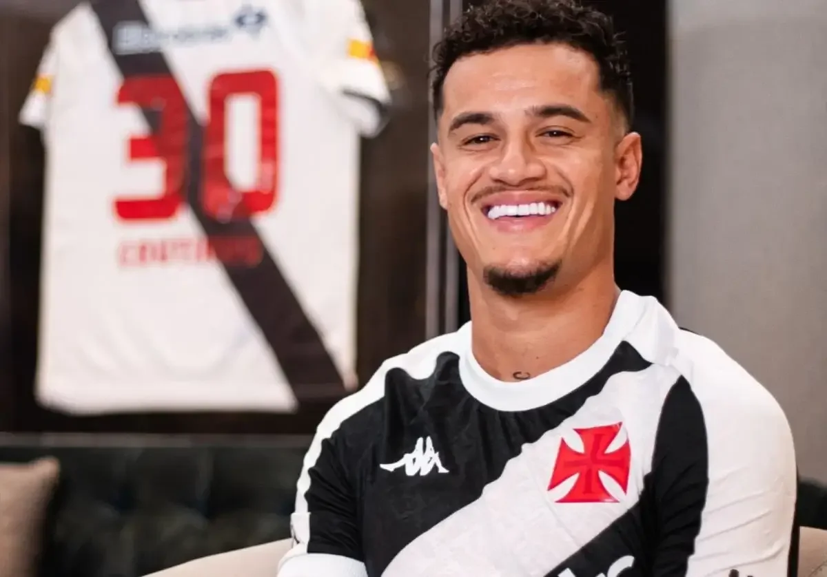 Imagem ilustra Philippe Coutinho com camisa do Vasco