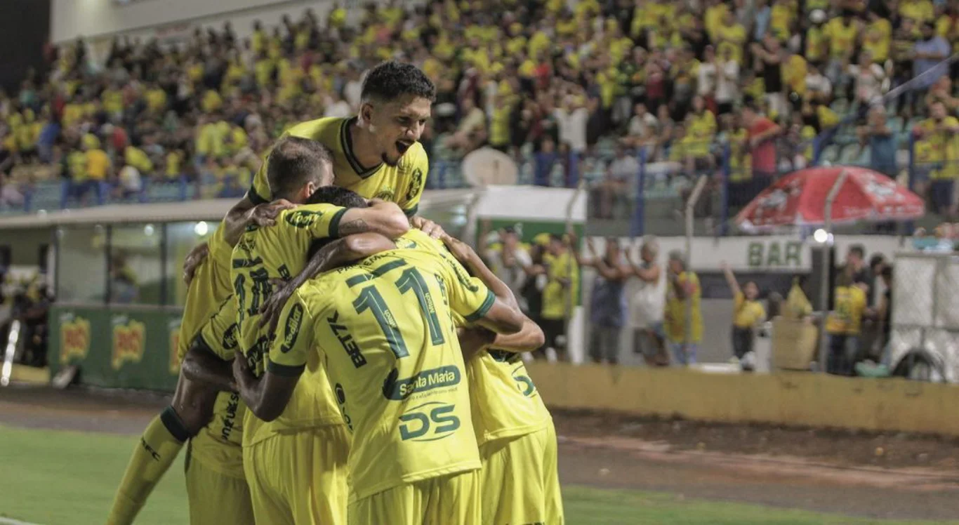 Imagem de Yuri Lima com outros jogadores do Mirassol