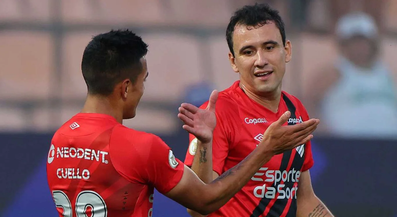 Imagem de Pablo cumprimentando outro jogador do Athletico-PR