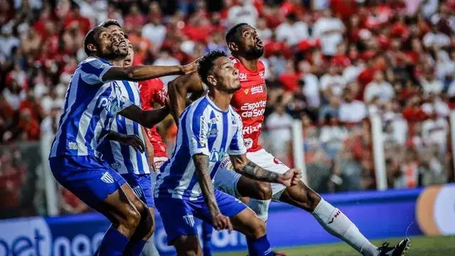 Imagem ilustra disputa de bola entre jogadores do Vila Nova e Avaí