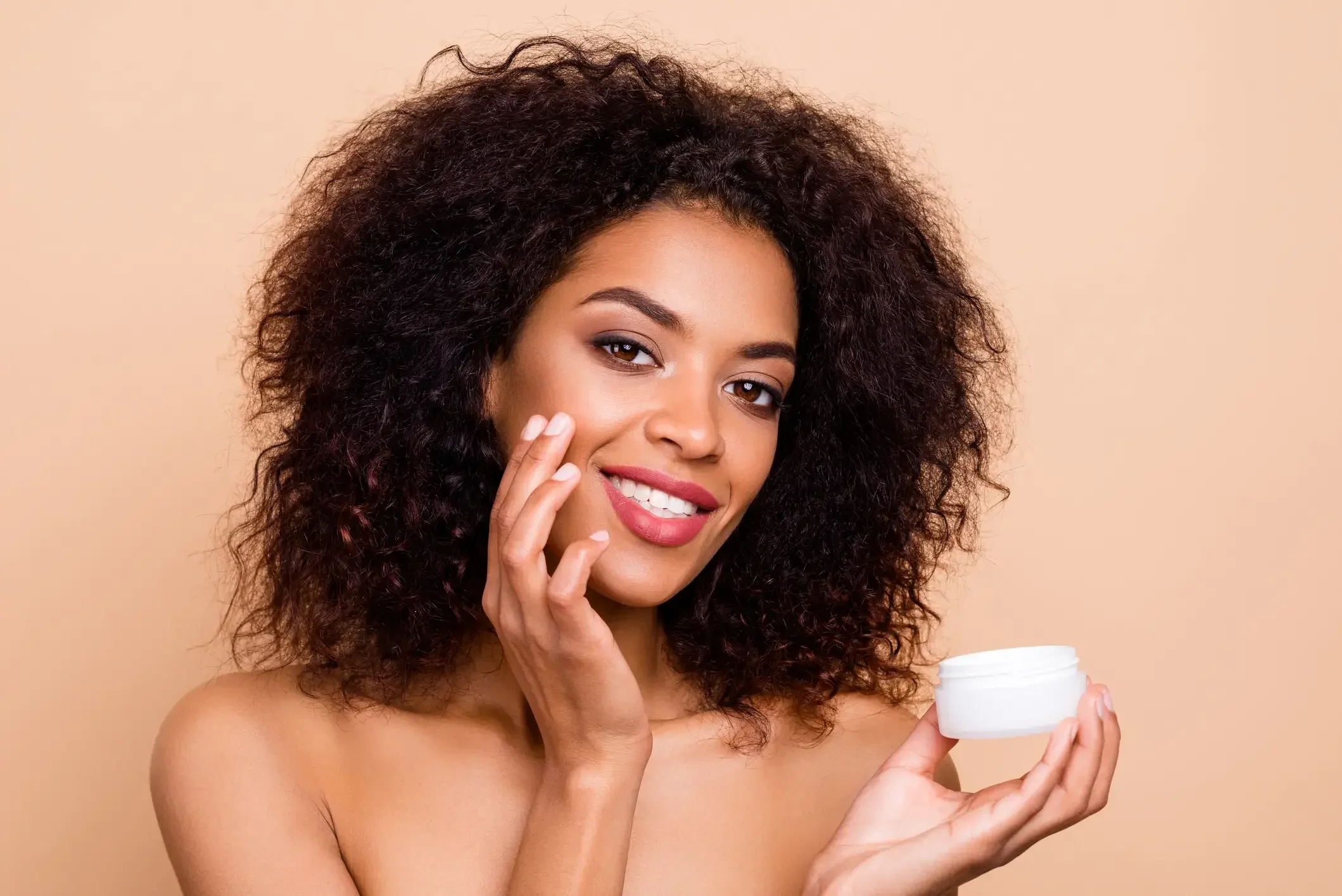 Imagem ilustrativa de mulher com produto de pele para skincare 