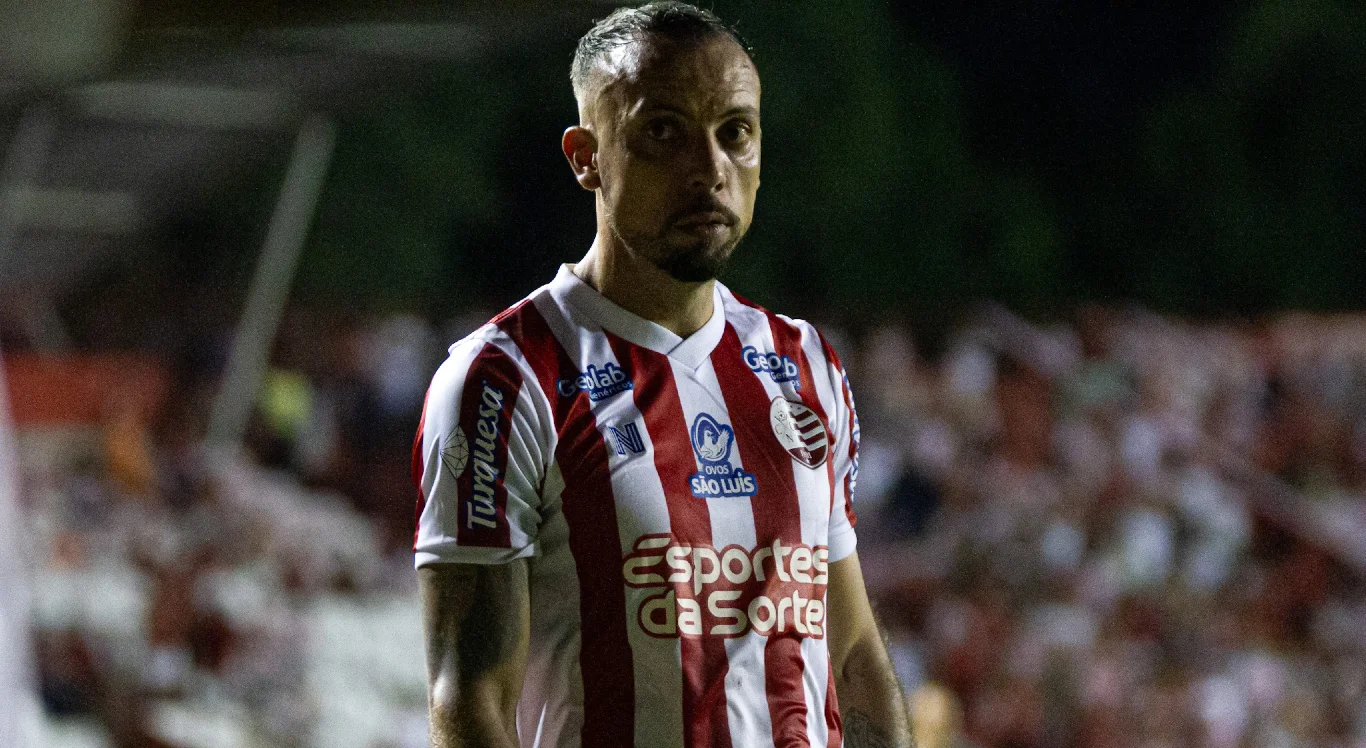 Imagem do atacante Paulo S&eacute;rgio em campo com a camisa do N&aacute;utico