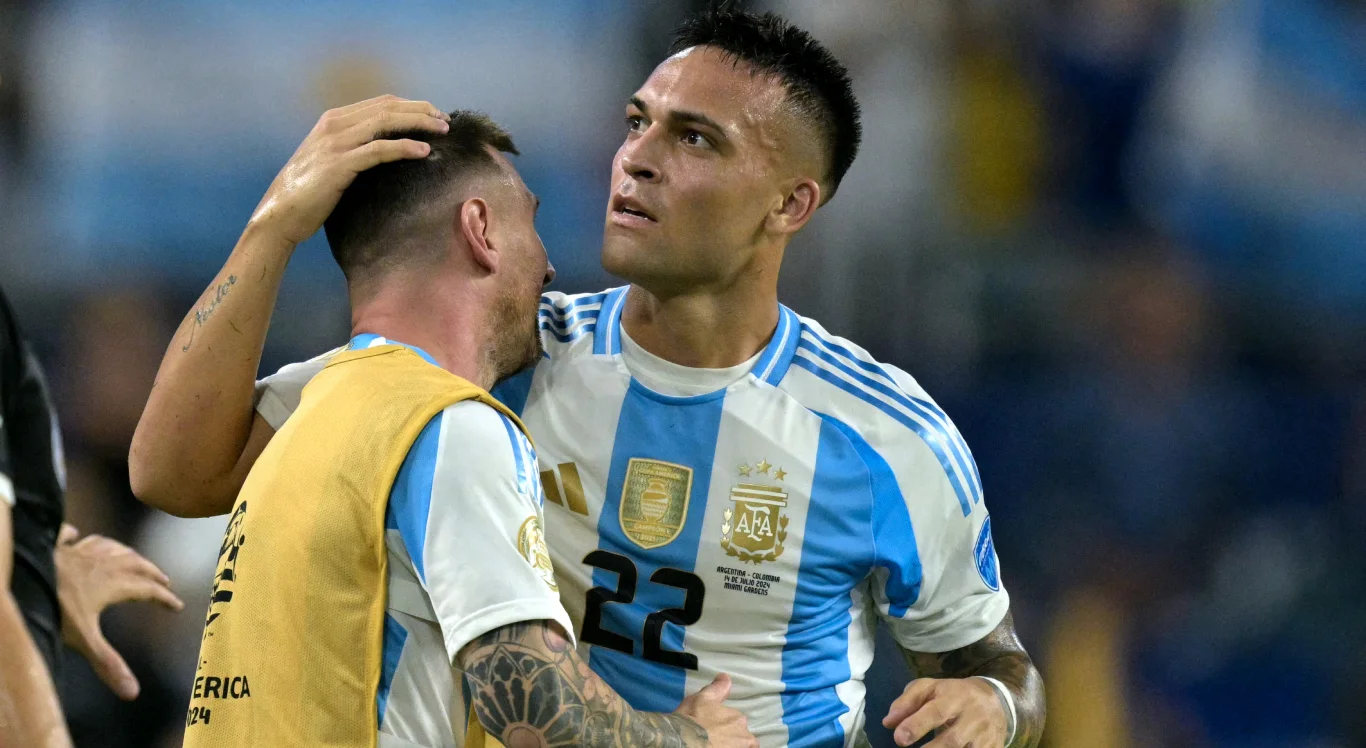 Lautaro Mart&iacute;nez celebra o gol do t&iacute;tulo da Argentina
