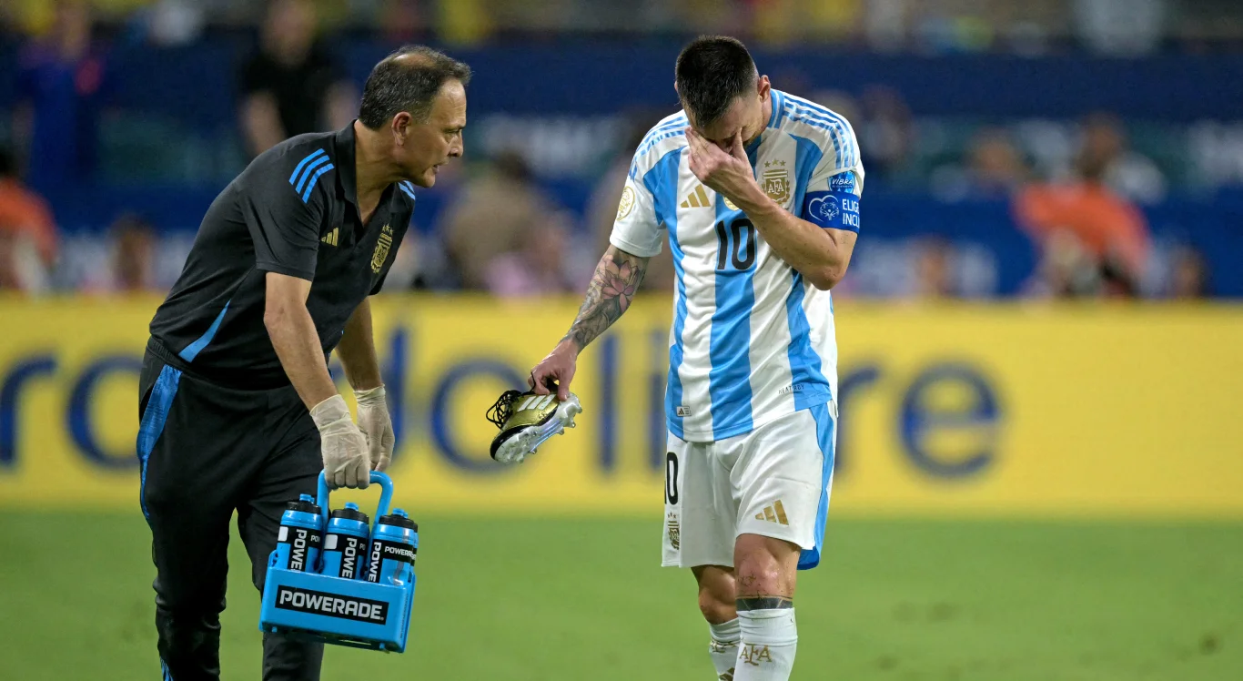 Imagem de Messi saindo de campo chorando ao ser substituído