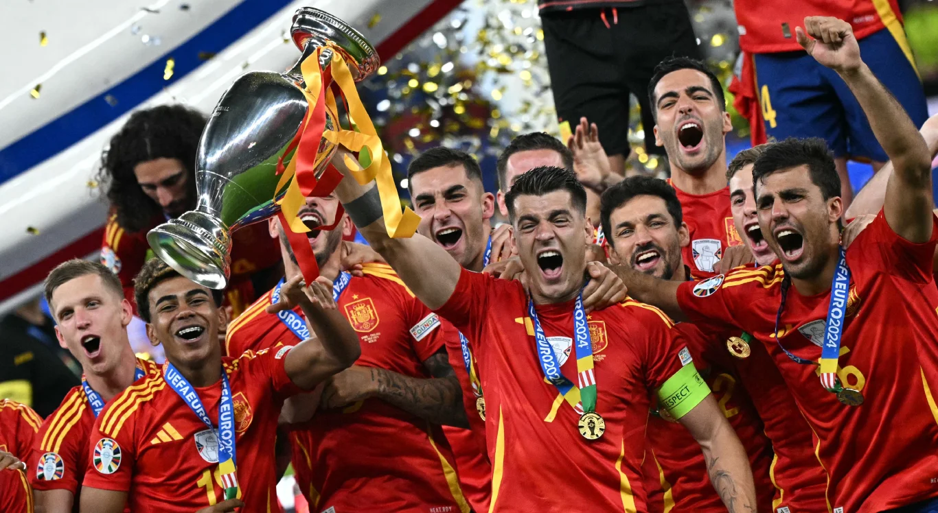 Morata, Yamal e Rodri e outros jogadores da Espanha erguem taça da Euro 2023