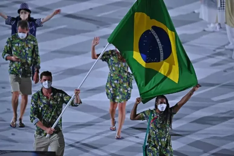 Imagem de Bruninho desfilando como porta-bandeira do Time Brasil