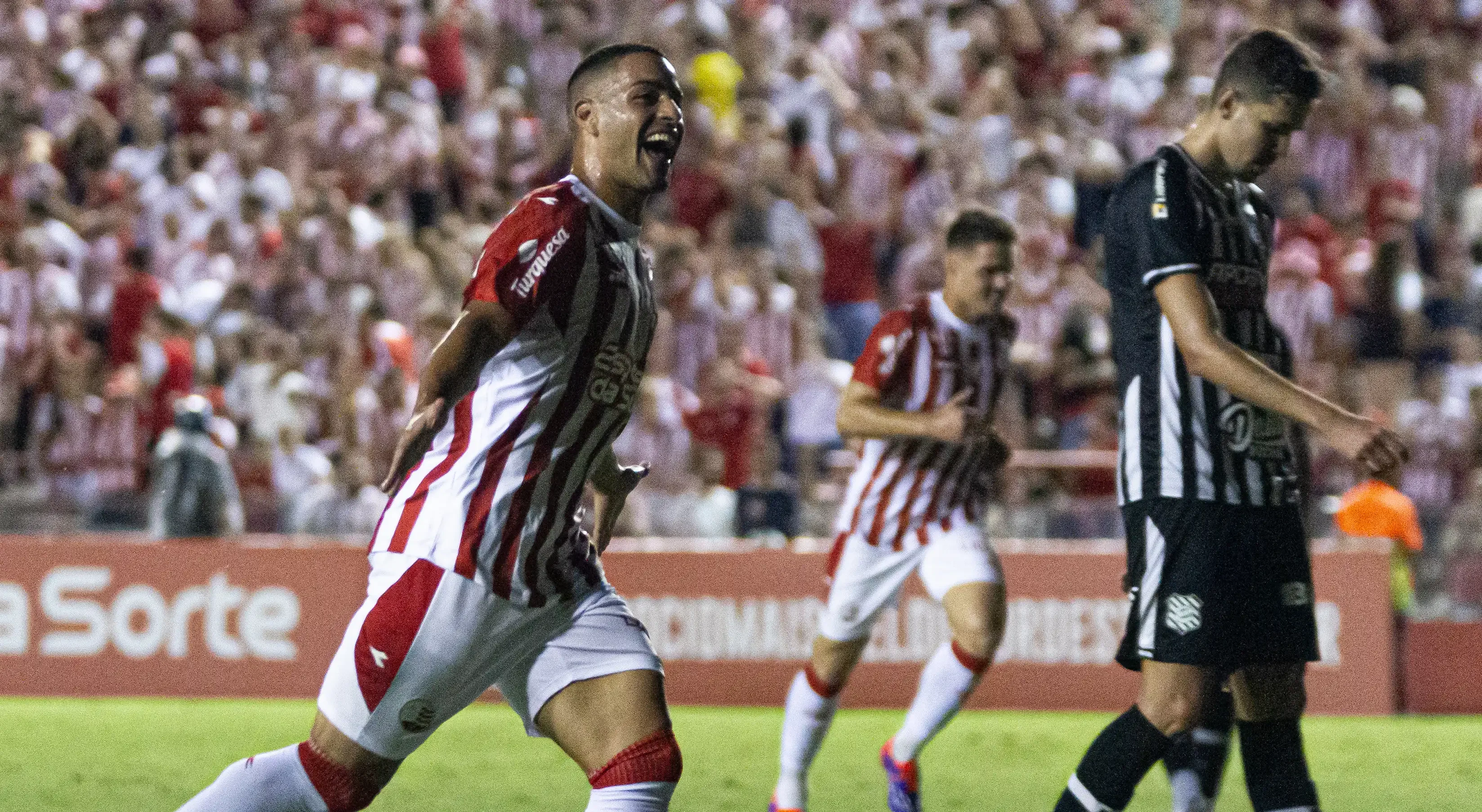 Imagem do atacante Felipe Ferreira se dirigindo aos torcedores para comemorar gol pelo Náutico