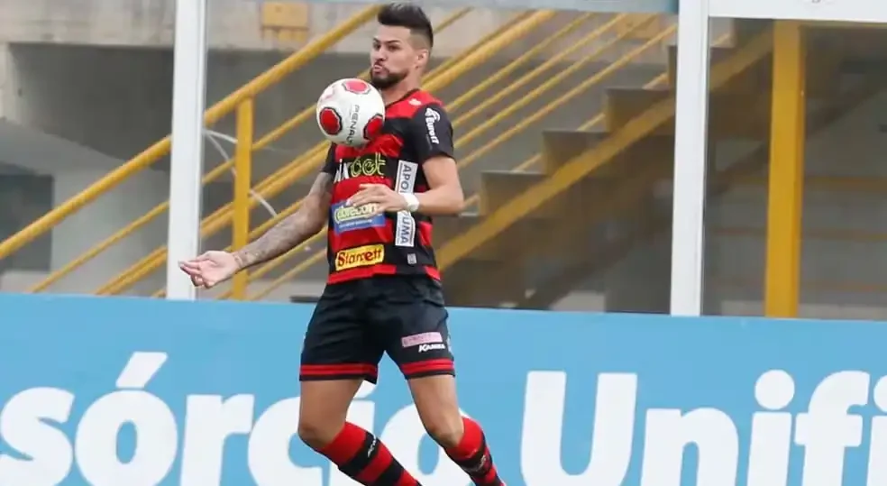 Imagem do zagueiro Léo Santos em ação com a camisa do Ituano