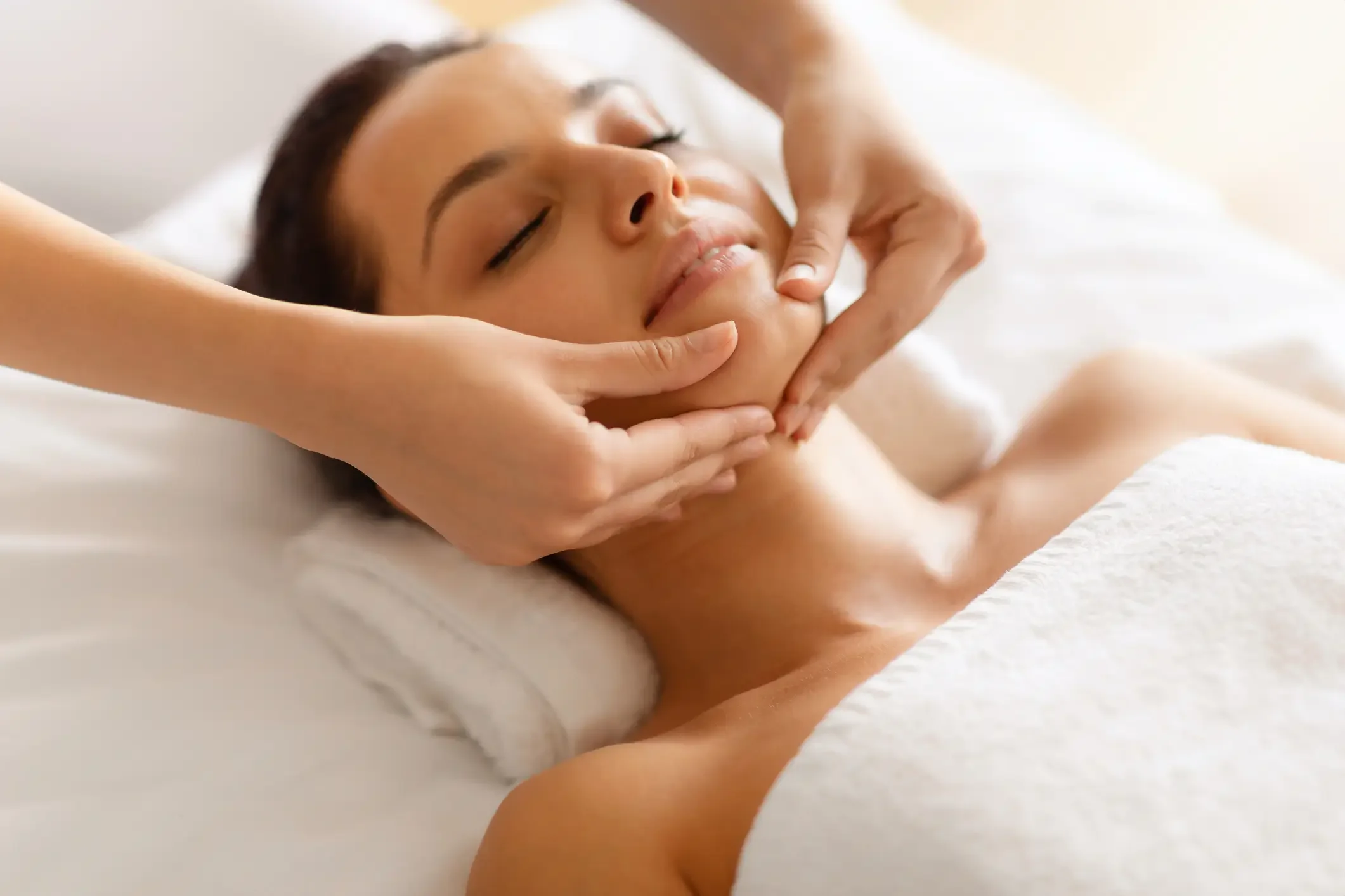 Imagem ilustrativa de mulher recebendo massagem facial