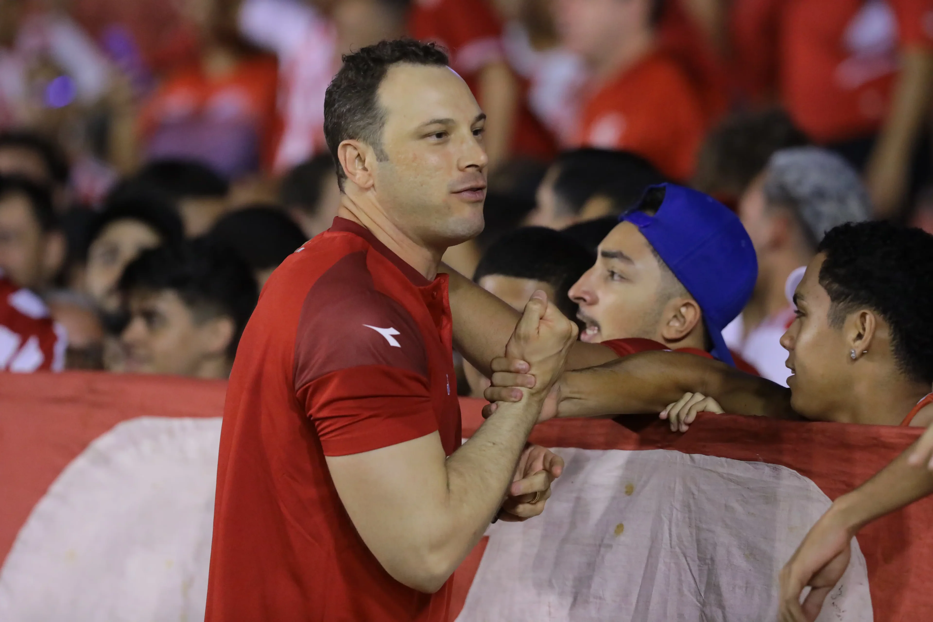 Imagem do técnico Bruno Pivetti saudando os torcedores do Náutico nos Aflitos