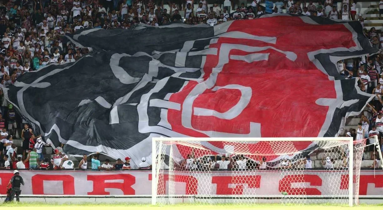 Bandeirão do Santa Cruz no Estádio do Arruda