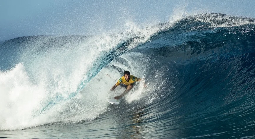 Felipe Toledo surfando em ondas de Teahupoo, no Taiti