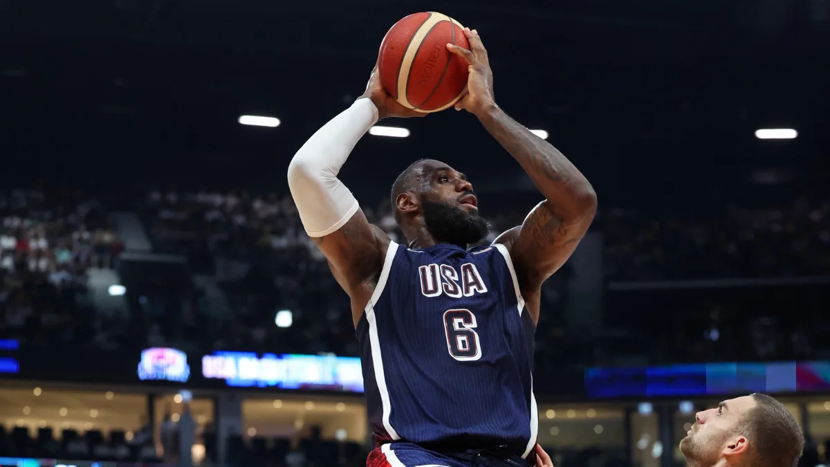 Imagem de Lebron James atuando pelo Dream Team em amistoso