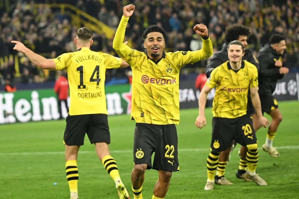 Jogadores do Borussia Dortmund celebram vitória