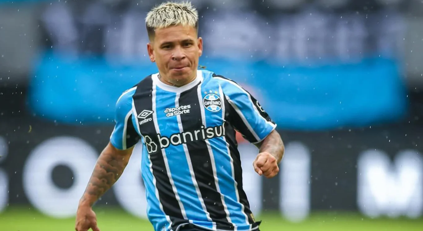 Imagem do venezuelano Soteldo com a camisa tricolor do Grêmio